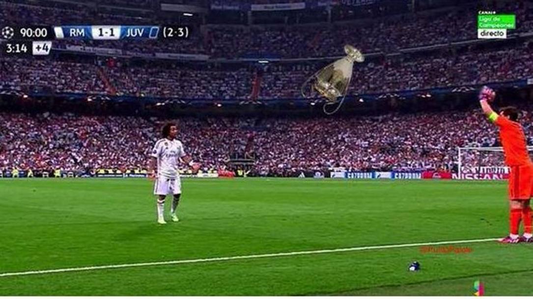 Un fotomontaggio che  una metafora perfetta della serata madrilena al Bernabeu. E&#39; come se Casillas gettasse la Champions direttamente alle ortiche sotto lo sguardo incredulo di Marcelo. Twitter